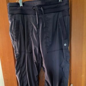 Lululemon size 8 drawstring Capri length pants